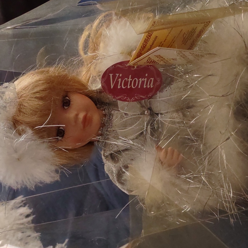 Gift gallery porcelain doll Victoria musical unisex silver